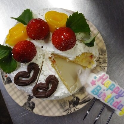 誕生日ケーキに作りました。見るなりカットしてパクり)^o^(　美味しい！って言葉に作り甲斐がありますね(*^^*)